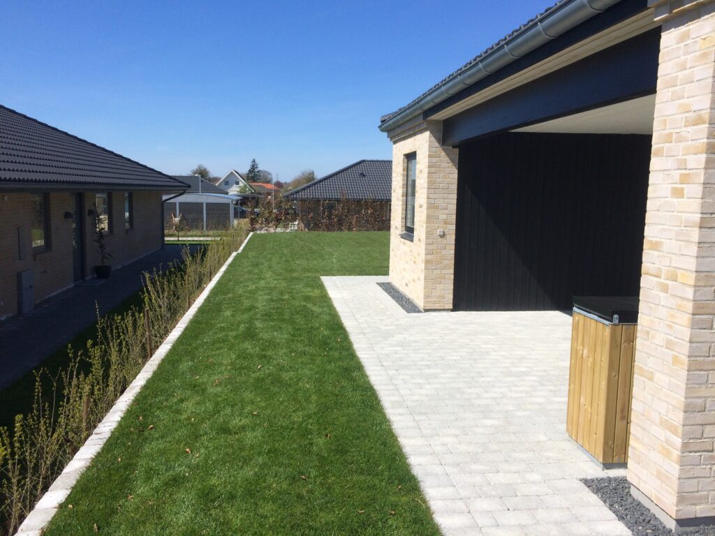 Nylagt rullegræs ved parcelhus Del af nyanlagt græsplæne af rullegræs i nyt boligkvarter.