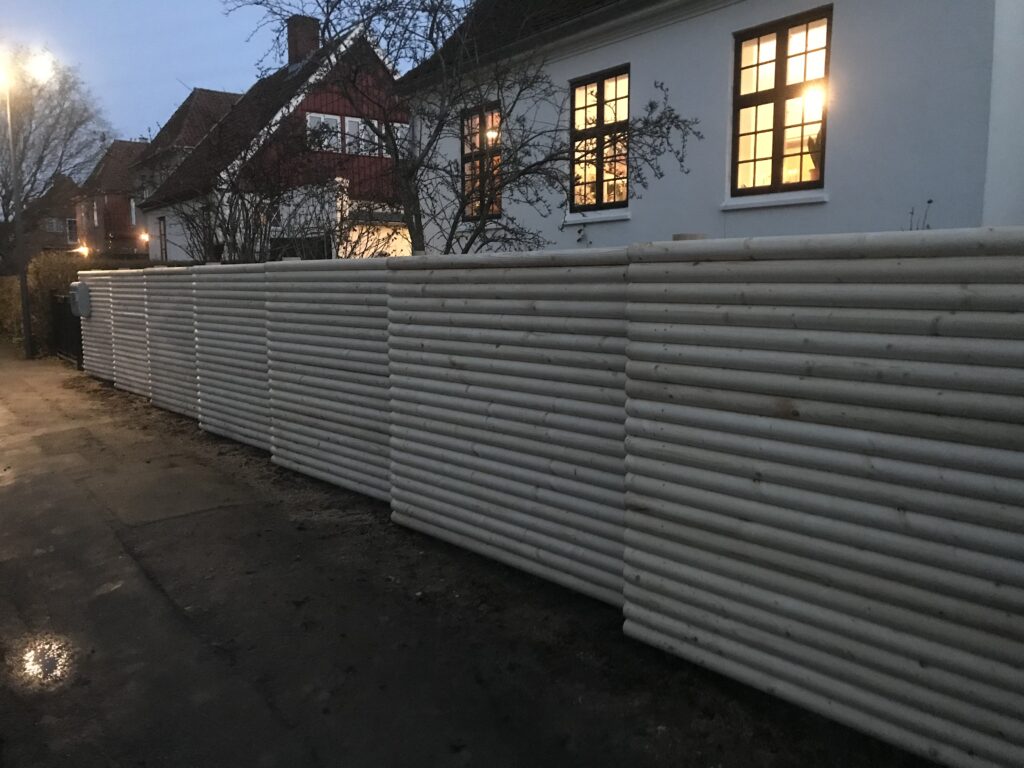 Nyt raftehegn langs fortov ind mod villa.